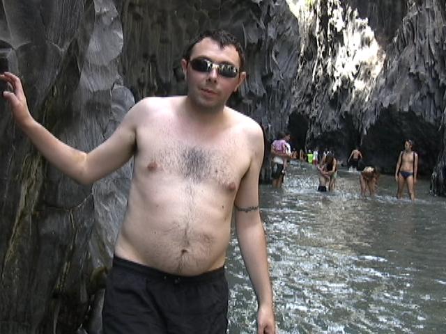 goleAlcantra 15.bmp - MIKE WALKING THE GORGE